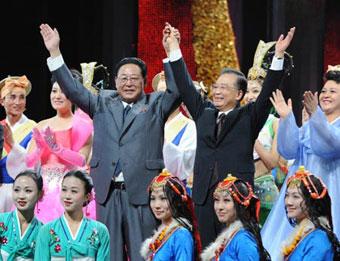 Chinese&nbsp;Premier&nbsp;Wen&nbsp;Jiabao&nbsp;(2nd&nbsp;R,&nbsp;2nd&nbsp;Line)&nbsp;and&nbsp;his&nbsp;counterpart&nbsp;of&nbsp;the&nbsp;Democratic&nbsp;People's&nbsp;Republic&nbsp;of&nbsp;Korea&nbsp;(DPRK)&nbsp;Kim&nbsp;Yong&nbsp;Il&nbsp;(3rd&nbsp;L,&nbsp;2nd&nbsp;Line)&nbsp;wave&nbsp;as&nbsp;they&nbsp;pose&nbsp;for&nbsp;a&nbsp;group&nbsp;photo&nbsp;with&nbsp;performers&nbsp;after&nbsp;the&nbsp;performance&nbsp;for&nbsp;the&nbsp;launch&nbsp;of&nbsp;the&nbsp;China-DPRK&nbsp;Friendship&nbsp;Year&nbsp;in&nbsp;Beijing,&nbsp;capital&nbsp;of&nbsp;China,&nbsp;March&nbsp;18,&nbsp;2009.&nbsp;(Xinhua/Ma&nbsp;Zhancheng)