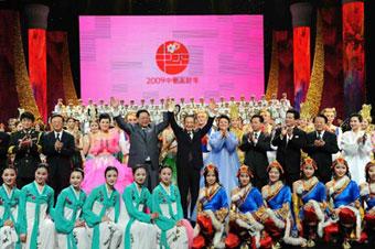 Chinese&nbsp;Premier&nbsp;Wen&nbsp;Jiabao&nbsp;(6th&nbsp;R,&nbsp;2nd&nbsp;Line)&nbsp;and&nbsp;his&nbsp;counterpart&nbsp;of&nbsp;the&nbsp;Democratic&nbsp;People's&nbsp;Republic&nbsp;of&nbsp;Korea&nbsp;(DPRK)&nbsp;Kim&nbsp;Yong&nbsp;Il&nbsp;(4th&nbsp;L,&nbsp;2nd&nbsp;Line)&nbsp;wave&nbsp;as&nbsp;they&nbsp;pose&nbsp;for&nbsp;a&nbsp;group&nbsp;photo&nbsp;with&nbsp;performers&nbsp;after&nbsp;the&nbsp;performance&nbsp;for&nbsp;the&nbsp;launch&nbsp;of&nbsp;the&nbsp;China-DPRK&nbsp;Friendship&nbsp;Year&nbsp;in&nbsp;Beijing,&nbsp;capital&nbsp;of&nbsp;China,&nbsp;March&nbsp;18,&nbsp;2009.&nbsp;(Xinhua/Li&nbsp;Tao)
