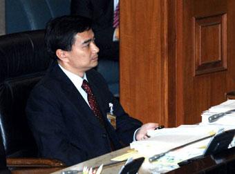 Thai&nbsp;Prime&nbsp;Minister&nbsp;Abhisit&nbsp;Vejjajiva&nbsp;listens&nbsp;to&nbsp;debate&nbsp;on&nbsp;a&nbsp;vote&nbsp;of&nbsp;no&nbsp;confidence&nbsp;in&nbsp;the&nbsp;House&nbsp;of&nbsp;Representatives&nbsp;in&nbsp;Bangkok,&nbsp;Thailand,&nbsp;March&nbsp;19,&nbsp;2009.&nbsp;The&nbsp;debate&nbsp;on&nbsp;a&nbsp;vote&nbsp;of&nbsp;no&nbsp;confidence&nbsp;in&nbsp;Prime&nbsp;Minister&nbsp;Abhisit&nbsp;Vejjajiva&nbsp;and&nbsp;his&nbsp;five&nbsp;cabinet&nbsp;ministers&nbsp;started&nbsp;on&nbsp;Thursday&nbsp;morning,&nbsp;as&nbsp;opposition&nbsp;Puea&nbsp;Thai&nbsp;Party&nbsp;MP&nbsp;Chalerm&nbsp;Yubamrung&nbsp;is&nbsp;leading&nbsp;the&nbsp;attack&nbsp;on&nbsp;the&nbsp;Democrat&nbsp;Party-led&nbsp;government.(Xinhua/Thana&nbsp;Nuntavoranut)