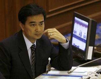 Thai&nbsp;Prime&nbsp;Minister&nbsp;Abhisit&nbsp;Vejjajiva&nbsp;sits&nbsp;at&nbsp;parliament&nbsp;before&nbsp;a&nbsp;no-confidence&nbsp;vote&nbsp;in&nbsp;Bangkok&nbsp;March&nbsp;21,&nbsp;2009.&nbsp;Abhisit&nbsp;easily&nbsp;survived&nbsp;a&nbsp;no-confidence&nbsp;vote&nbsp;on&nbsp;Saturday&nbsp;that&nbsp;analysts&nbsp;said&nbsp;may&nbsp;strengthen&nbsp;his&nbsp;shaky&nbsp;coalition&nbsp;government&nbsp;as&nbsp;it&nbsp;tackles&nbsp;an&nbsp;economy&nbsp;on&nbsp;the&nbsp;brink&nbsp;of&nbsp;recession.REUTERS/Kerek&nbsp;Wongsa