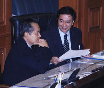 Thailand's&nbsp;Prime&nbsp;Minister&nbsp;Abhisit&nbsp;Vejjajiva&nbsp;(R)&nbsp;smiles&nbsp;during&nbsp;a&nbsp;no-confidence&nbsp;vote&nbsp;at&nbsp;the&nbsp;Parliament&nbsp;in&nbsp;Bangkok&nbsp;March&nbsp;21,&nbsp;2009.&nbsp;Prime&nbsp;Minister&nbsp;Abhisit&nbsp;Vejjajiva&nbsp;and&nbsp;five&nbsp;cabinet&nbsp;ministers&nbsp;survived&nbsp;a&nbsp;no-confidence&nbsp;vote&nbsp;in&nbsp;Parliament&nbsp;on&nbsp;Saturday&nbsp;after&nbsp;a&nbsp;two-day&nbsp;censure&nbsp;debate.&nbsp;(Xinhua/Thana&nbsp;Nuntavoranut)