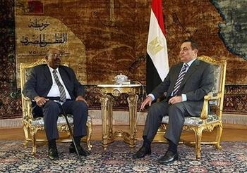 Sudanese President Omar al-Bashir (L) meets with his Egyptian counterpart Hosni Mubarak in Cairo. Beshir has arrived in Egypt, flaunting his freedom in defiance of an international arrest warrant for alleged war crimes in Darfur.(AFP/Cris Bouroncle)