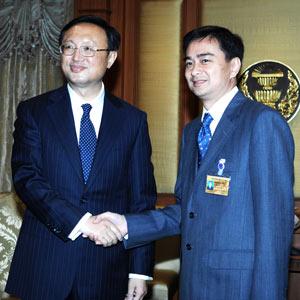 Thai&nbsp;Prime&nbsp;Minister&nbsp;Abhisit&nbsp;Vejjajiva&nbsp;(R)&nbsp;meets&nbsp;with&nbsp;Chinese&nbsp;Foreign&nbsp;Minister&nbsp;Yang&nbsp;Jiechi&nbsp;in&nbsp;Bangkok,&nbsp;capital&nbsp;of&nbsp;Thailand,&nbsp;March&nbsp;25,&nbsp;2009.&nbsp;(Xinhua/Thana&nbsp;Nuntavoranut)
