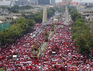 Supporters&nbsp;of&nbsp;former&nbsp;Thai&nbsp;Prime&nbsp;Minister&nbsp;Thaksin&nbsp;Shinawatra&nbsp;walk&nbsp;past&nbsp;the&nbsp;Democracy&nbsp;monument&nbsp;during&nbsp;a&nbsp;protest&nbsp;march&nbsp;to&nbsp;the&nbsp;Government&nbsp;House&nbsp;in&nbsp;Bangkok&nbsp;March&nbsp;26,&nbsp;2009.&nbsp;About&nbsp;10,000&nbsp;red-shirted&nbsp;protesters&nbsp;began&nbsp;their&nbsp;march&nbsp;from&nbsp;Sanam&nbsp;Luang&nbsp;to&nbsp;the&nbsp;Government&nbsp;House&nbsp;on&nbsp;Thursday,&nbsp;a&nbsp;local&nbsp;newspaper&nbsp;reported.&nbsp;(Xinhua/Reuters&nbsp;Photo)