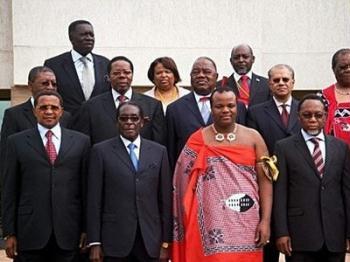Front&nbsp;row,&nbsp;from&nbsp;left:&nbsp;Tanzanian&nbsp;President&nbsp;Jakaya&nbsp;Kikwete,&nbsp;Zimbabwean&nbsp;President&nbsp;Robert&nbsp;Mugabe,&nbsp;King&nbsp;Mswati&nbsp;III&nbsp;of&nbsp;Swaziland&nbsp;and&nbsp;South&nbsp;African&nbsp;President&nbsp;Kgalema&nbsp;Motlanthe&nbsp;pose&nbsp;for&nbsp;a&nbsp;family&nbsp;photo&nbsp;in&nbsp;Mbabane,&nbsp;Swaziland,&nbsp;during&nbsp;the&nbsp;SADC&nbsp;Summit.&nbsp;Leaders&nbsp;of&nbsp;the&nbsp;SADC&nbsp;regional&nbsp;bloc&nbsp;decided&nbsp;Monday&nbsp;to&nbsp;suspend&nbsp;Madagascar&nbsp;until&nbsp;constitutional&nbsp;order&nbsp;was&nbsp;restored&nbsp;following&nbsp;a&nbsp;take-over&nbsp;by&nbsp;Andry&nbsp;Rajoelina.(AFP)&nbsp;