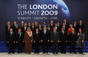Chinese President Hu Jintao (4th L, 1st row), and other leaders attending the Group of 20 summit, and top officials from relevant organizations pose for group photos in London, Britain, April 2, 2009. (Xinhua/Li Xueren)
