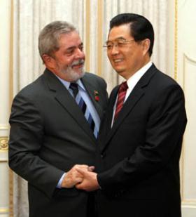 (Chinese President Hu Jintao (R) meets his Brazilian counterpart Luiz Inacio Lula da Silva in London, Britain, April 2, 2009. (Xinhua/Lan Hongguang)