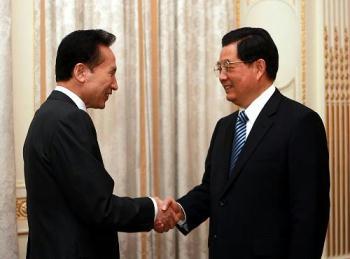 Chinese President Hu Jintao (R) shakes hands with President Lee Myung-bak of the Republic of Korea (ROK) during their meeting in London, Britain, April 3, 2009. (Xinhua/Ju Peng)