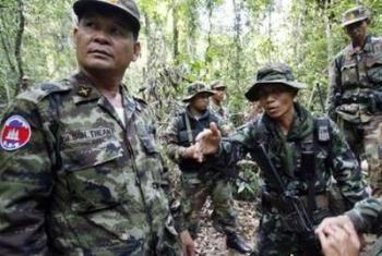 A&nbsp;Thai&nbsp;commander&nbsp;(2nd&nbsp;R)&nbsp;talks&nbsp;to&nbsp;a&nbsp;Cambodian&nbsp;commander&nbsp;(L)&nbsp;at&nbsp;the&nbsp;front&nbsp;line&nbsp;of&nbsp;their&nbsp;disputed&nbsp;border&nbsp;where&nbsp;Thai&nbsp;and&nbsp;Cambodian&nbsp;soldiers&nbsp;exchanged&nbsp;rifle&nbsp;and&nbsp;rocket&nbsp;fire&nbsp;near&nbsp;an&nbsp;ancient&nbsp;Hindu&nbsp;temple&nbsp;in&nbsp;Preah&nbsp;Vihear&nbsp;province,&nbsp;543&nbsp;km&nbsp;(337&nbsp;miles)&nbsp;north&nbsp;of&nbsp;Phnom&nbsp;Penh&nbsp;April&nbsp;4,&nbsp;2009.&nbsp;Cambodian&nbsp;Prime&nbsp;Minister&nbsp;Hun&nbsp;Sen&nbsp;said&nbsp;on&nbsp;Saturday&nbsp;a&nbsp;border&nbsp;clash&nbsp;with&nbsp;Thailand&nbsp;around&nbsp;a&nbsp;900-year-old&nbsp;Hindu&nbsp;temple&nbsp;would&nbsp;not&nbsp;escalate&nbsp;into&nbsp;a&nbsp;more&nbsp;serious&nbsp;conflict.REUTERS/Chor&nbsp;Sokunthea&nbsp;