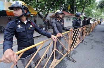 Policemen&nbsp;stand&nbsp;guard&nbsp;ahead&nbsp;of&nbsp;a&nbsp;protest&nbsp;march&nbsp;by&nbsp;supporters&nbsp;of&nbsp;Thailand's&nbsp;ousted&nbsp;premier&nbsp;Thaksin&nbsp;Shinawatra&nbsp;in&nbsp;Bangkok.&nbsp;Anti-government&nbsp;protesters&nbsp;have&nbsp;trapped&nbsp;Thai&nbsp;premier&nbsp;Abhisit&nbsp;Vejjajiva&nbsp;inside&nbsp;a&nbsp;beach&nbsp;hotel&nbsp;and&nbsp;attacked&nbsp;his&nbsp;motorcade&nbsp;as&nbsp;the&nbsp;kingdom's&nbsp;political&nbsp;turmoil&nbsp;boiled&nbsp;over&nbsp;into&nbsp;violence.(AFP/Pornchai&nbsp;Kittiwongsakul)&nbsp;