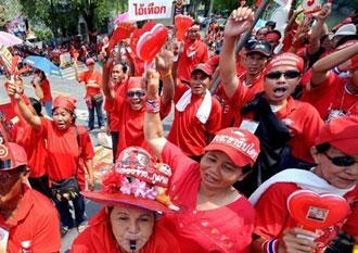 Thai&nbsp;demonstrators&nbsp;continued&nbsp;their&nbsp;anti-government&nbsp;protest&nbsp;on&nbsp;Thursday.&nbsp;They're&nbsp;demanding&nbsp;the&nbsp;resignation&nbsp;of&nbsp;the&nbsp;King's&nbsp;top&nbsp;advisor.