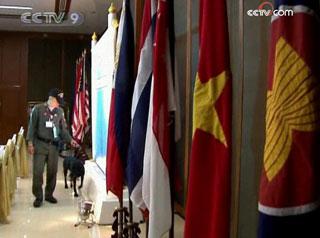 Thailand&nbsp;says&nbsp;it&nbsp;will&nbsp;call&nbsp;in&nbsp;army&nbsp;reinforcements&nbsp;if&nbsp;necessary&nbsp;to&nbsp;ensure&nbsp;the&nbsp;safety&nbsp;of&nbsp;state&nbsp;leaders&nbsp;attending&nbsp;the&nbsp;summit.