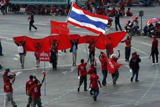 Taxi&nbsp;drivers&nbsp;and&nbsp;supporters&nbsp;of&nbsp;former&nbsp;Thai&nbsp;Prime&nbsp;Minister&nbsp;Thaksin&nbsp;Shinawatra&nbsp;block&nbsp;the&nbsp;main&nbsp;road&nbsp;during&nbsp;an&nbsp;anti-government&nbsp;protest&nbsp;at&nbsp;the&nbsp;Victory&nbsp;monument&nbsp;in&nbsp;Bangkok&nbsp;April&nbsp;9,&nbsp;2009.(Xinhua/Reuters&nbsp;Photo)