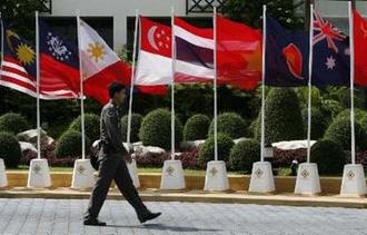 A&nbsp;security&nbsp;officer&nbsp;walks&nbsp;past&nbsp;the&nbsp;flags&nbsp;of&nbsp;member&nbsp;countries&nbsp;attending&nbsp;the&nbsp;14th&nbsp;ASEAN&nbsp;Summit&nbsp;and&nbsp;Related&nbsp;Summits&nbsp;in&nbsp;Pattaya&nbsp;April&nbsp;9,&nbsp;2009.REUTERS/Claro&nbsp;Cortes&nbsp;IV