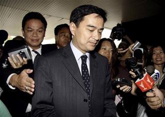 Thailand's&nbsp;Prime&nbsp;Minister&nbsp;Abhisit&nbsp;Vejjajiva,&nbsp;center,&nbsp;is&nbsp;questioned&nbsp;by&nbsp;reporters&nbsp;as&nbsp;he&nbsp;arrives&nbsp;at&nbsp;parliament&nbsp;in&nbsp;Bangkok,&nbsp;Thailand&nbsp;Tuesday,&nbsp;April&nbsp;7,&nbsp;2009.(AP&nbsp;Photo)