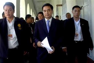 Thailand's&nbsp;Prime&nbsp;Minister&nbsp;Abhisit&nbsp;Vejjajiva,&nbsp;center,&nbsp;arrives&nbsp;for&nbsp;a&nbsp;meeting&nbsp;before&nbsp;declaring&nbsp;a&nbsp;state&nbsp;of&nbsp;emergency&nbsp;at&nbsp;Interior&nbsp;Ministry&nbsp;in&nbsp;Bangkok,&nbsp;Thailand,&nbsp;Sunday,&nbsp;April&nbsp;12,&nbsp;2009.(AP&nbsp;Photo)