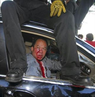 The&nbsp;driver&nbsp;of&nbsp;Thai&nbsp;prime&nbsp;minister's&nbsp;secretary&nbsp;Niphon&nbsp;Prompan&nbsp;is&nbsp;seen&nbsp;injured&nbsp;in&nbsp;his&nbsp;car&nbsp;after&nbsp;he&nbsp;was&nbsp;attacked&nbsp;by&nbsp;supporters&nbsp;of&nbsp;former&nbsp;Prime&nbsp;Minister&nbsp;Thaksin&nbsp;Shinawatra&nbsp;at&nbsp;the&nbsp;Interior&nbsp;Ministry&nbsp;in&nbsp;Bangkok&nbsp;April&nbsp;12,&nbsp;2009.[Agencies]