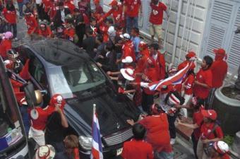 Protesters&nbsp;surround&nbsp;and&nbsp;beat&nbsp;the&nbsp;car&nbsp;carrying&nbsp;Thai&nbsp;Prime&nbsp;Minister&nbsp;Abhisit&nbsp;Vejjajiva&nbsp;at&nbsp;the&nbsp;interior&nbsp;ministry&nbsp;in&nbsp;Bangkok&nbsp;April&nbsp;12,&nbsp;2009.&nbsp;Troops&nbsp;fired&nbsp;into&nbsp;the&nbsp;air&nbsp;as&nbsp;Thai&nbsp;anti-government&nbsp;protesters&nbsp;stormed&nbsp;the&nbsp;country's&nbsp;interior&nbsp;ministry&nbsp;on&nbsp;Sunday&nbsp;after&nbsp;Abhisit&nbsp;declared&nbsp;a&nbsp;state&nbsp;of&nbsp;emergency&nbsp;in&nbsp;the&nbsp;capital.[Agencies]