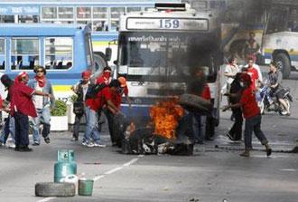 Supporters&nbsp;of&nbsp;ousted&nbsp;Thai&nbsp;prime&nbsp;minister&nbsp;Thaksin&nbsp;Shinawatra&nbsp;burn&nbsp;tyres&nbsp;as&nbsp;they&nbsp;block&nbsp;a&nbsp;main&nbsp;road&nbsp;in&nbsp;Bangkok&nbsp;April&nbsp;13,&nbsp;2009.REUTERS/Vivek&nbsp;Prakash