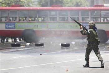 A&nbsp;Thai&nbsp;soldier&nbsp;fires&nbsp;a&nbsp;shot&nbsp;into&nbsp;the&nbsp;air&nbsp;as&nbsp;they&nbsp;clear&nbsp;anti-government&nbsp;protestors&nbsp;from&nbsp;the&nbsp;streets&nbsp;near&nbsp;downtown&nbsp;Monday,&nbsp;April&nbsp;13,&nbsp;2009,&nbsp;in&nbsp;Bangkok,&nbsp;Thailand.&nbsp;Thai&nbsp;authorities&nbsp;have&nbsp;declared&nbsp;a&nbsp;state&nbsp;of&nbsp;emergency&nbsp;shutting&nbsp;down&nbsp;rail&nbsp;service&nbsp;as&nbsp;soldiers&nbsp;continue&nbsp;to&nbsp;battle&nbsp;against&nbsp;anti-government&nbsp;demonstrators.(AP&nbsp;Photo/Wong&nbsp;Maye-E)&nbsp;