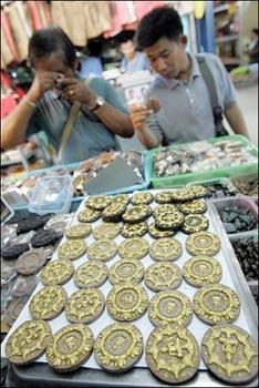 Business&nbsp;leaders&nbsp;and&nbsp;officials&nbsp;in&nbsp;Thailand&nbsp;say&nbsp;the&nbsp;violence&nbsp;in&nbsp;Bangkok&nbsp;will&nbsp;slam&nbsp;the&nbsp;country's&nbsp;tourism&nbsp;industry.&nbsp;It's&nbsp;another&nbsp;blow&nbsp;to&nbsp;an&nbsp;economy&nbsp;already&nbsp;reeling&nbsp;from&nbsp;the&nbsp;global&nbsp;slowdown.&nbsp;