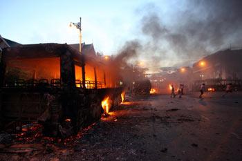 &nbsp;burning&nbsp;bus&nbsp;is&nbsp;seen&nbsp;on&nbsp;a&nbsp;street&nbsp;near&nbsp;the&nbsp;Government&nbsp;House&nbsp;in&nbsp;Bangkok,&nbsp;capital&nbsp;of&nbsp;Thailand,&nbsp;on&nbsp;April&nbsp;13,&nbsp;2009.&nbsp;(Xinhua/Zhang&nbsp;Fengguo)