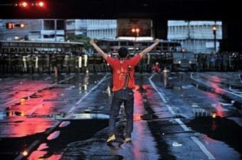 A&nbsp;Thai&nbsp;supporter&nbsp;of&nbsp;exiled&nbsp;Prime&nbsp;Minister&nbsp;Thaksin&nbsp;Shinawatra&nbsp;faces&nbsp;the&nbsp;Thai&nbsp;army&nbsp;at&nbsp;Ding&nbsp;Daeng&nbsp;intersection&nbsp;in&nbsp;the&nbsp;early&nbsp;morning,&nbsp;in&nbsp;Bangkok.&nbsp;Thousands&nbsp;of&nbsp;Thai&nbsp;anti-government&nbsp;protesters&nbsp;clashed&nbsp;with&nbsp;armed&nbsp;soldiers&nbsp;and&nbsp;Bangkok&nbsp;residents&nbsp;Monday,&nbsp;leaving&nbsp;two&nbsp;dead&nbsp;and&nbsp;113&nbsp;injured&nbsp;in&nbsp;street&nbsp;battles&nbsp;that&nbsp;raged&nbsp;across&nbsp;the&nbsp;capital.(AFP/Nicolas&nbsp;Asfouri)