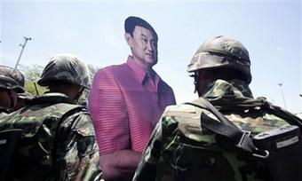 An&nbsp;anti-government&nbsp;protester&nbsp;and&nbsp;supporter&nbsp;of&nbsp;ousted&nbsp;Thai&nbsp;Prime&nbsp;Minister&nbsp;Thaksin&nbsp;Shinawatra&nbsp;holds&nbsp;a&nbsp;cutout&nbsp;of&nbsp;Thaksin&nbsp;as&nbsp;they&nbsp;leave&nbsp;from&nbsp;outside&nbsp;Government&nbsp;House&nbsp;in&nbsp;Bangkok,&nbsp;Thailand,&nbsp;Tuesday,&nbsp;April&nbsp;14,&nbsp;2009.(AP&nbsp;Photo/Wason&nbsp;Wanichakorn)