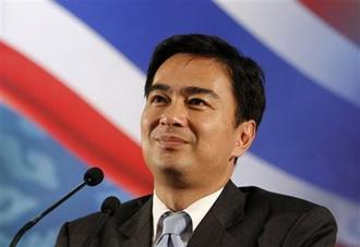 Thailand's&nbsp;Prime&nbsp;Minister&nbsp;Abhisit&nbsp;Vejjajiva&nbsp;smiles&nbsp;during&nbsp;press&nbsp;conference&nbsp;at&nbsp;his&nbsp;office&nbsp;in&nbsp;Bangkok,Thailand,&nbsp;Thursday,April&nbsp;16,&nbsp;2009.(AP&nbsp;Photo/Vincent&nbsp;Thian)