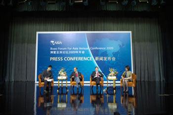 Long Yongtu (R2), Secretary General of Boao Forum for Asia (BFA), and Fidel Valdez Ramos (L2), BFA Chairman of Board of Directors and former President of Philippines, attend the press conference of BFA Annual Conference 2009 in Boao, a scenic town in south China's Hainan Province, April 17, 2009. The press conference of BFA Annual Conference 2009 was held in Boao Friday.(Xinhua/Guo Cheng)