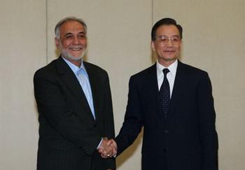 Chinese Premier Wen Jiabao (R) meets with Iran's First Vice President Parviz Davoodi in Sanya, south China's Hainan Province, April 17, 2009. Davoodi arrived here to attend the Boao Forum for Asia (BFA) Annual Conference 2009 which would be held in Boao, a scenic town in Hainan, from April 17 to 19.(Xinhua/Pang Xinglei)