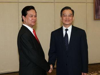 Chinese Premier Wen Jiabao (R) meets with his Vietnamese counterpart Nguyen Tan Dung in Sanya, south China's Hainan Province, April 17, 2009. Nguyen Tan Dung arrived here to attend the Boao Forum for Asia (BFA) Annual Conference 2009 which would be held in Boao, a scenic town in Hainan from April 17 to 19.(Xinhua/Pang Xinglei)