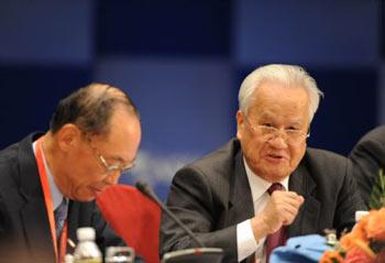 Chen Jinhua (R), Honorary Chairman of China Federation Enterprises and Chief Advisor of Boao Forum for Asia (BFA), speaks at the forum of 