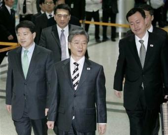 South&nbsp;Korean&nbsp;officials&nbsp;leave&nbsp;for&nbsp;North&nbsp;Korea&nbsp;at&nbsp;the&nbsp;customs,&nbsp;immigration&nbsp;and&nbsp;quarantine&nbsp;office&nbsp;in&nbsp;Paju,&nbsp;near&nbsp;the&nbsp;border&nbsp;village&nbsp;of&nbsp;Panmunjom,&nbsp;South&nbsp;Korea,&nbsp;Tuesday,&nbsp;April&nbsp;21,&nbsp;2009.&nbsp;South&nbsp;Korean&nbsp;officials&nbsp;have&nbsp;departed&nbsp;for&nbsp;North&nbsp;Korea&nbsp;to&nbsp;take&nbsp;part&nbsp;in&nbsp;the&nbsp;countries'&nbsp;first&nbsp;government-to-government&nbsp;contact&nbsp;in&nbsp;more&nbsp;than&nbsp;a&nbsp;year.(AP&nbsp;Photo/Ahn&nbsp;Young-joon)