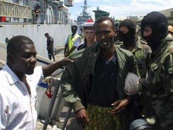 A&nbsp;French&nbsp;navy&nbsp;ship&nbsp;carrying&nbsp;suspected&nbsp;pirates&nbsp;has&nbsp;docked&nbsp;in&nbsp;the&nbsp;Kenyan&nbsp;port&nbsp;Mombasa.&nbsp;