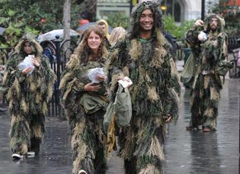 Volunteers dress themselves up as trees to arouse people's awareness on environment protection at the Union Sqaure in New York, the United States, April 22, 2009. Volunteers here on Wednesday distributed flower seeds and cards with tips about environment protection to passersby to mark the annual Earth Day.(Xinhua/Shen Hong)