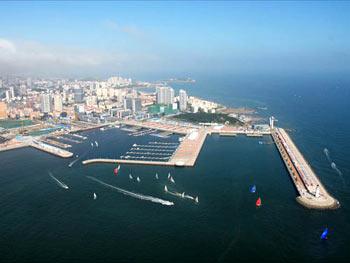 The crews of foreign naval ships attending the activities of the 60th anniversary of the Chinese People's Liberation Army navy are taking some time to explore the host city, Qingdao. 
