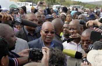 South&nbsp;Africa's&nbsp;ruling&nbsp;African&nbsp;National&nbsp;Congress&nbsp;(ANC)&nbsp;leader&nbsp;Jacob&nbsp;Zuma&nbsp;(C)&nbsp;talks&nbsp;to&nbsp;the&nbsp;media&nbsp;after&nbsp;casting&nbsp;his&nbsp;vote&nbsp;in&nbsp;Nkandla&nbsp;April&nbsp;22,&nbsp;2009.&nbsp;South&nbsp;Africans&nbsp;voted&nbsp;on&nbsp;Wednesday&nbsp;in&nbsp;an&nbsp;election&nbsp;expected&nbsp;to&nbsp;preserve&nbsp;the&nbsp;dominance&nbsp;of&nbsp;the&nbsp;ANC&nbsp;despite&nbsp;the&nbsp;strongest&nbsp;opposition&nbsp;challenge&nbsp;since&nbsp;apartheid&nbsp;ended&nbsp;15&nbsp;years&nbsp;ago.&nbsp;REUTERS/Rogan&nbsp;Ward