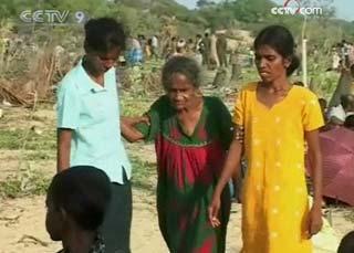 More than a hundred thousand civilians in Sri Lanka have left their homes in the no-fire zone since Monday.