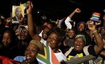 ANC&nbsp;supporters&nbsp;chant&nbsp;slogans&nbsp;during&nbsp;victory&nbsp;celebrations&nbsp;at&nbsp;Nasrec&nbsp;in&nbsp;Johannesburg,&nbsp;April&nbsp;24,&nbsp;2009.&nbsp;South&nbsp;Africa's&nbsp;ruling&nbsp;African&nbsp;National&nbsp;Congress&nbsp;claimed&nbsp;victory&nbsp;on&nbsp;Friday&nbsp;in&nbsp;a&nbsp;general&nbsp;election&nbsp;that&nbsp;will&nbsp;make&nbsp;party&nbsp;leader&nbsp;Jacob&nbsp;Zuma&nbsp;president.REUTERS/Siphiwe&nbsp;Sibeko&nbsp;(SOUTH&nbsp;AFRICA&nbsp;POLITICS&nbsp;ELECTIONS)&nbsp;