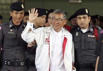 Weng&nbsp;Tojirakan,&nbsp;one&nbsp;of&nbsp;several&nbsp;leaders&nbsp;of&nbsp;the&nbsp;United&nbsp;Front&nbsp;for&nbsp;Democracy&nbsp;against&nbsp;Dictatorship&nbsp;(UDD),&nbsp;is&nbsp;led&nbsp;away&nbsp;from&nbsp;Bangkok,&nbsp;Thailand,&nbsp;criminal&nbsp;court&nbsp;Thursday,&nbsp;April&nbsp;16,&nbsp;2009,&nbsp;following&nbsp;a&nbsp;hearing.&nbsp;Thai&nbsp;authorities&nbsp;have&nbsp;issued&nbsp;a&nbsp;total&nbsp;of&nbsp;13&nbsp;arrest&nbsp;warrants&nbsp;for&nbsp;leaders&nbsp;of&nbsp;the&nbsp;anti-government&nbsp;demonstrations&nbsp;which&nbsp;sparked&nbsp;violence&nbsp;recently.(AP&nbsp;Photo/The&nbsp;Nation)&nbsp;