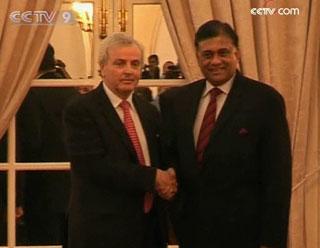 Top UN humanitarian official, John Holmes met with Sri Lankan Foreign Minister, Rohitha Bo-golla-gama in Colombo.