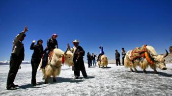 Tourists pose for photos at the Namco Lake, the highest lake of the world at 4,718 meters above sea level, in Damxung County, southwest China's Tibet Autonomous Region, April 25, 2009. Increasing number of tourists visit the Namco Lake, one of the three holy lakes in the region, as the weather becomes warmer. (Xinhua/Zhang Quan)