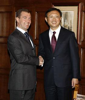Russian&nbsp;President&nbsp;Dmitry&nbsp;Medvedev&nbsp;(L)&nbsp;meets&nbsp;with&nbsp;visiting&nbsp;Chinese&nbsp;Foreign&nbsp;Minister&nbsp;Yang&nbsp;Jiechi&nbsp;in&nbsp;Moscow&nbsp;on&nbsp;April&nbsp;27,&nbsp;2009.&nbsp;(Xinhua/Lu&nbsp;Jinbo)