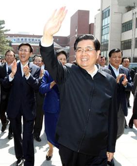 Chinese&nbsp;President&nbsp;Hu&nbsp;Jintao&nbsp;(front)&nbsp;waves&nbsp;to&nbsp;teachers&nbsp;and&nbsp;students&nbsp;in&nbsp;the&nbsp;China&nbsp;Agricultural&nbsp;University,&nbsp;in&nbsp;Beijing,&nbsp;May&nbsp;2,&nbsp;2009.&nbsp;President&nbsp;Hu&nbsp;Jintao&nbsp;on&nbsp;Saturday&nbsp;urged&nbsp;young&nbsp;Chinese&nbsp;to&nbsp;embrace&nbsp;"patriotism,"&nbsp;"diligence,"&nbsp;"practice"&nbsp;and&nbsp;"devotion"&nbsp;to&nbsp;rejuvenate&nbsp;the&nbsp;Chinese&nbsp;nation.&nbsp;(Xinhua&nbsp;Photo)
