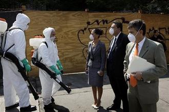 Health&nbsp;workers&nbsp;prepare&nbsp;to&nbsp;fumigate&nbsp;against&nbsp;the&nbsp;swine&nbsp;flu&nbsp;at&nbsp;a&nbsp;subway&nbsp;station&nbsp;in&nbsp;Mexico&nbsp;City,&nbsp;Saturday,&nbsp;May&nbsp;2,&nbsp;2009.(AP&nbsp;Photo/Rodrigo&nbsp;Abd)