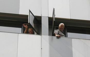 One&nbsp;of&nbsp;the&nbsp;hotel&nbsp;guests&nbsp;wave&nbsp;to&nbsp;journalists&nbsp;on&nbsp;the&nbsp;ground&nbsp;as&nbsp;approximately&nbsp;200&nbsp;guests&nbsp;and&nbsp;100&nbsp;staff&nbsp;are&nbsp;ordered&nbsp;to&nbsp;stay&nbsp;inside&nbsp;a&nbsp;hotel&nbsp;in&nbsp;Hong&nbsp;Kong&nbsp;May&nbsp;3,&nbsp;2009.[Agencies]
