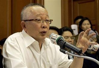 Sondhi Limthongkul, an outspoken media tycoon who founded the yellow shirts' People's Alliance for Democracy movement, speaks during a news conference at his office Sunday, May 3, 2009 in Bangkok, Thailand.(AP Photo/Apichart Weerawong)