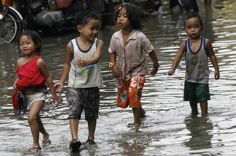 File&nbsp;photo&nbsp;shows&nbsp;Filipino&nbsp;children&nbsp;playing&nbsp;in&nbsp;floodwaters&nbsp;near&nbsp;the&nbsp;the&nbsp;shores&nbsp;of&nbsp;Manila&nbsp;Bay.&nbsp;Flooding&nbsp;and&nbsp;landslides&nbsp;triggered&nbsp;by&nbsp;heavy&nbsp;rains&nbsp;have&nbsp;left&nbsp;20&nbsp;people&nbsp;dead&nbsp;in&nbsp;the&nbsp;eastern&nbsp;Philippines,&nbsp;officials&nbsp;said.&nbsp;(AFP/File/Luis&nbsp;Liwanag)&nbsp;