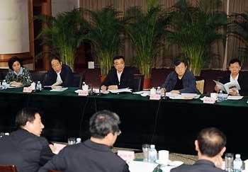 Chinese&nbsp;Vice&nbsp;Premier&nbsp;Li&nbsp;Keqiang&nbsp;(C)&nbsp;attends&nbsp;a&nbsp;symposium&nbsp;together&nbsp;with&nbsp;experts&nbsp;on&nbsp;prevention&nbsp;and&nbsp;control&nbsp;of&nbsp;A/H1N1&nbsp;Flu&nbsp;at&nbsp;the&nbsp;Ministry&nbsp;of&nbsp;Health&nbsp;in&nbsp;Beijing,&nbsp;May&nbsp;4,&nbsp;2009.&nbsp;(Xinhua/Rao&nbsp;Aimin)
